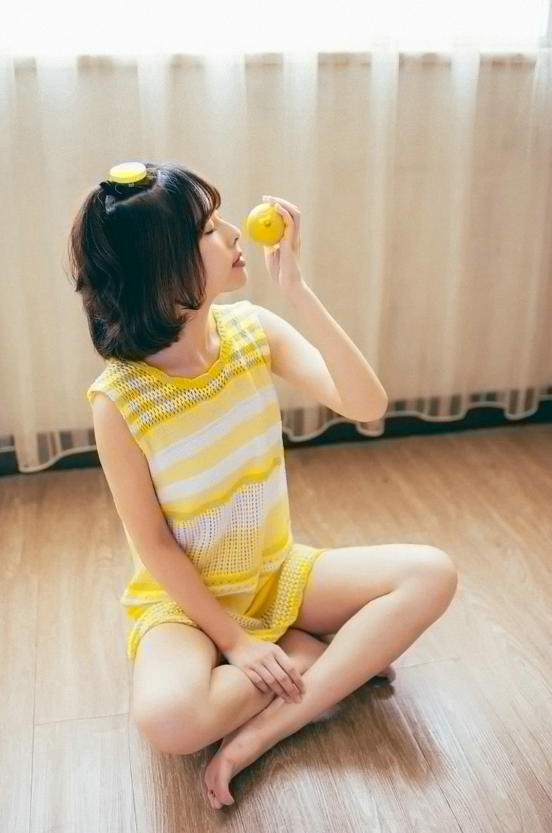 点击大图看下一张：夏日短发柠檬美女居家温馨阳光写真