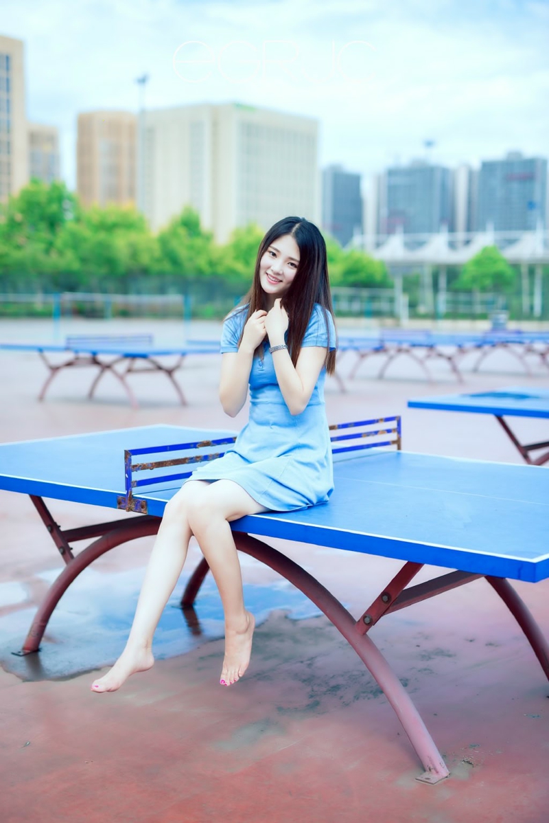 点击大图看下一张：乒乓球桌上的漂亮尖下巴美女短裙露白腿写真