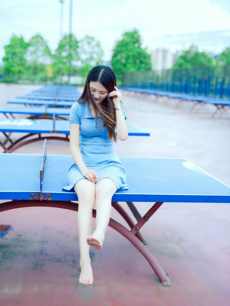 点击大图看下一张：乒乓球桌上的漂亮尖下巴美女短裙露白腿写真