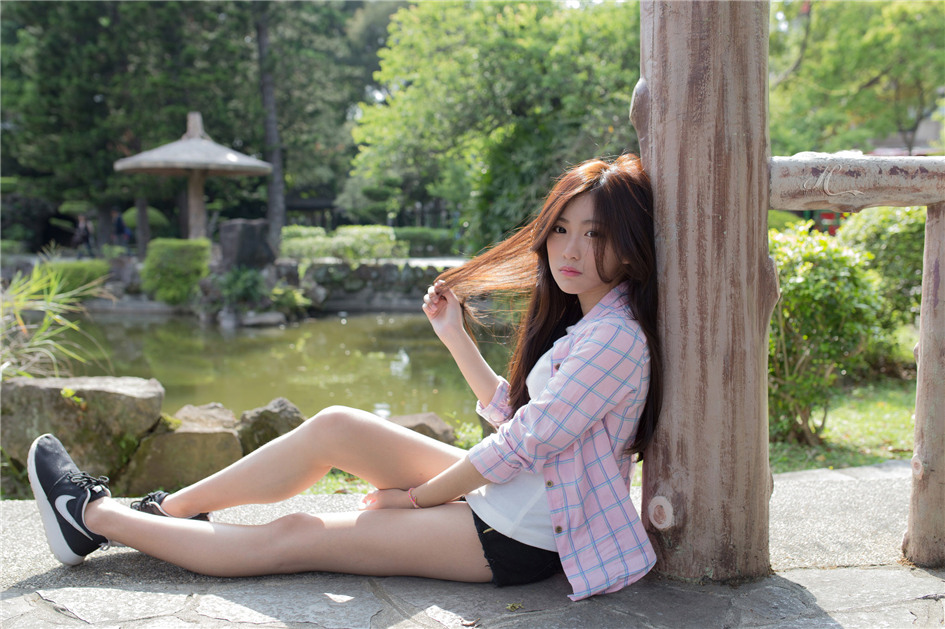 点击大图看下一张:校花女神张楚珊公园小清新阳光俏皮写真