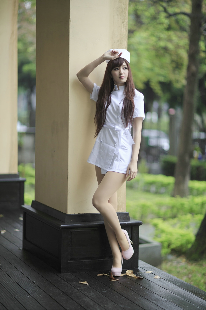 点击大图看下一张：台湾清纯美女小雅护士丝袜制服写真等待你的到来