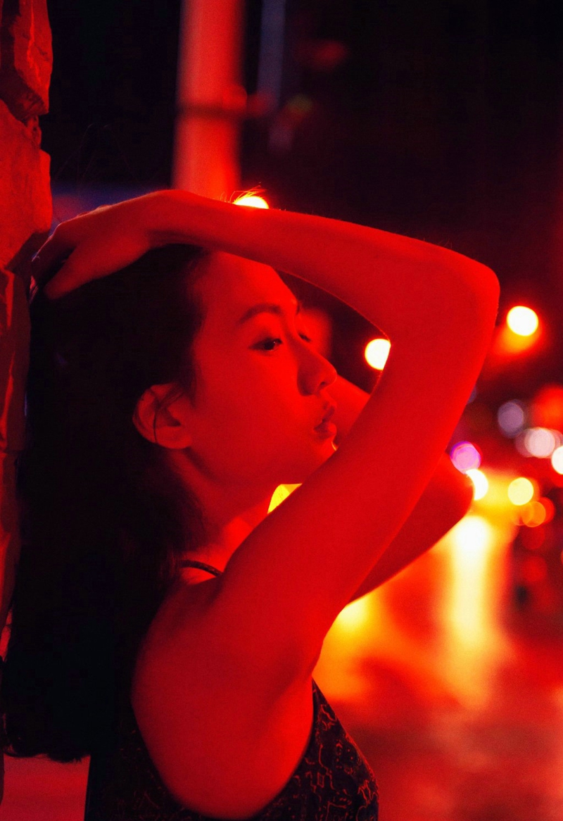 点击大图看下一张：夜晚街头上的率性漂亮美女性感迷人