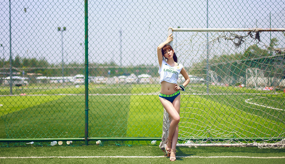 点击大图看下一张：足球场上的性感美艳宝贝秀婀娜诱人身材
