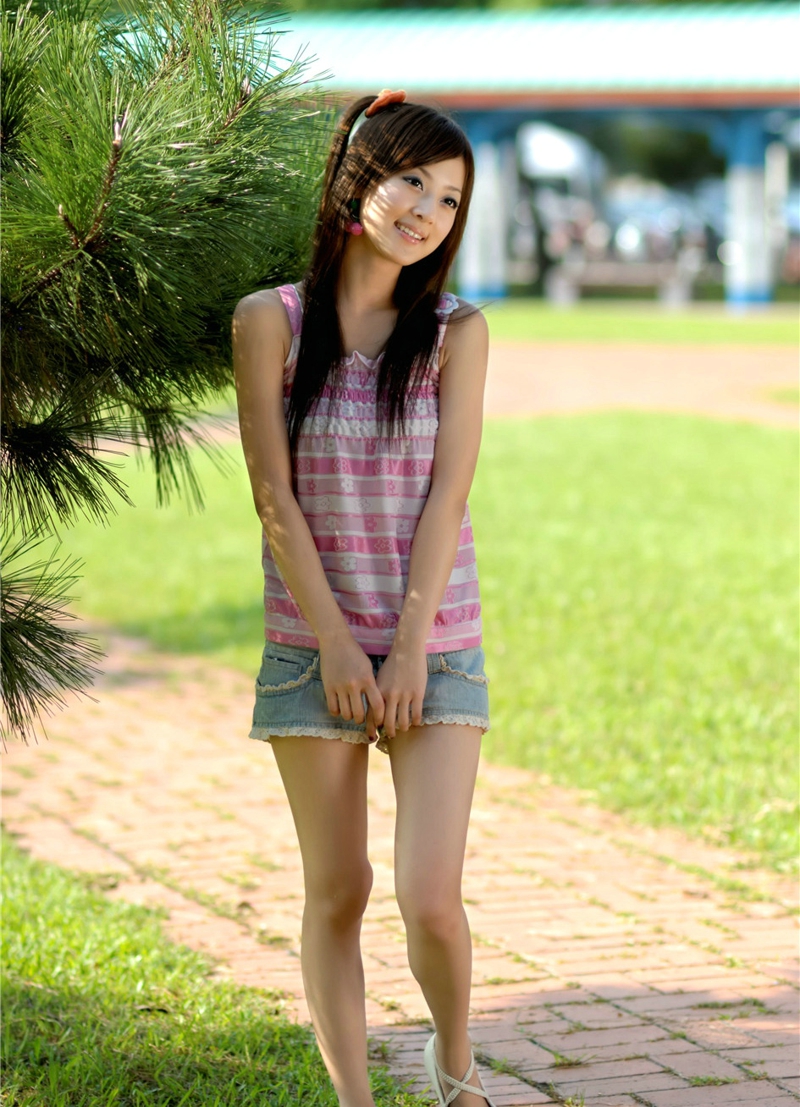 点击大图看下一张：台湾清纯美女果子美眉张凯洁水族馆公园甜美写真
