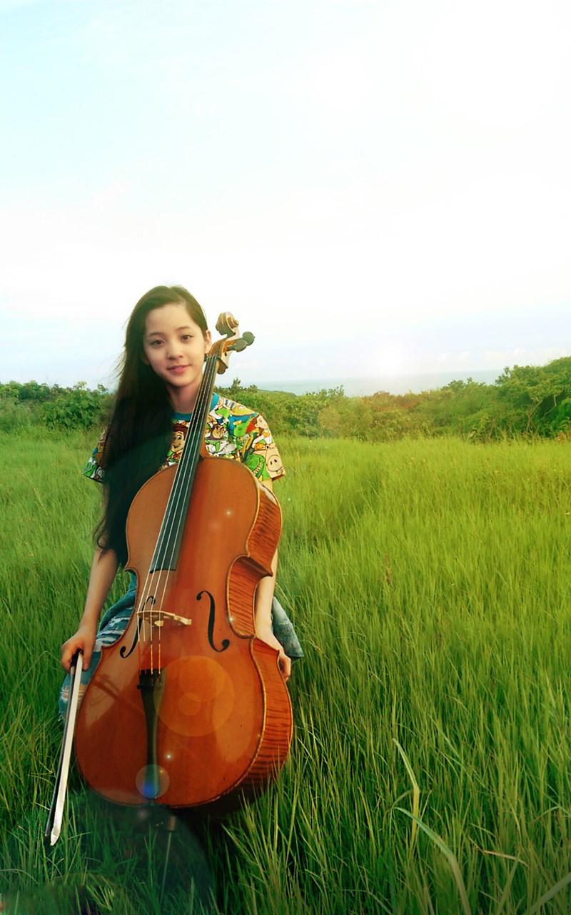 点击大图看下一张：欧阳娜娜户外大提琴清新写真