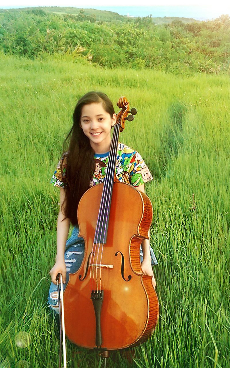 点击大图看下一张：欧阳娜娜户外大提琴清新写真