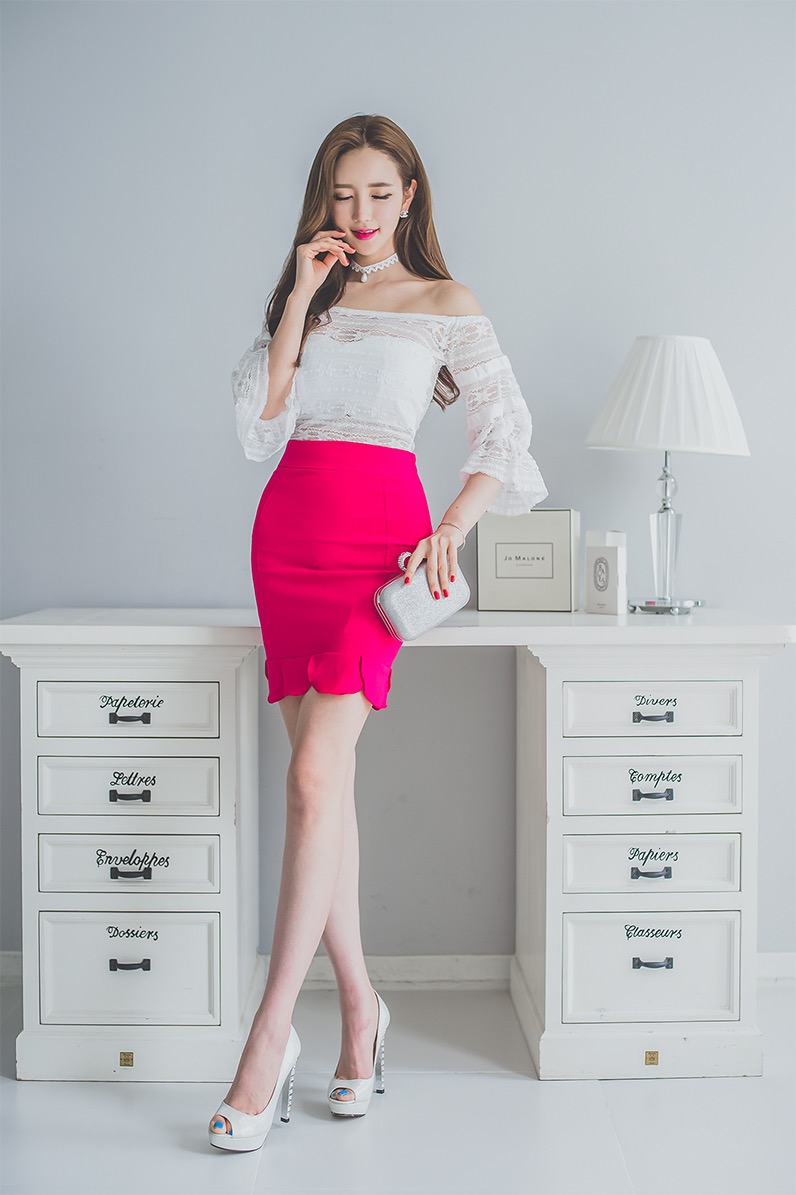点击大图看下一张：桃粉色短裙李妍静可爱私房写真