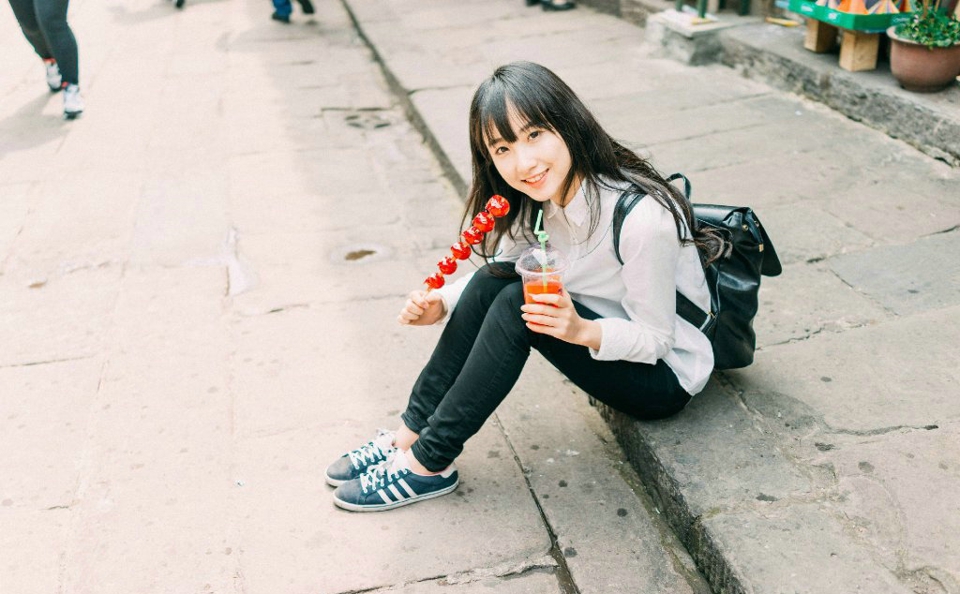 点击大图看下一张：街头上的糖葫芦清纯妹子青春靓丽