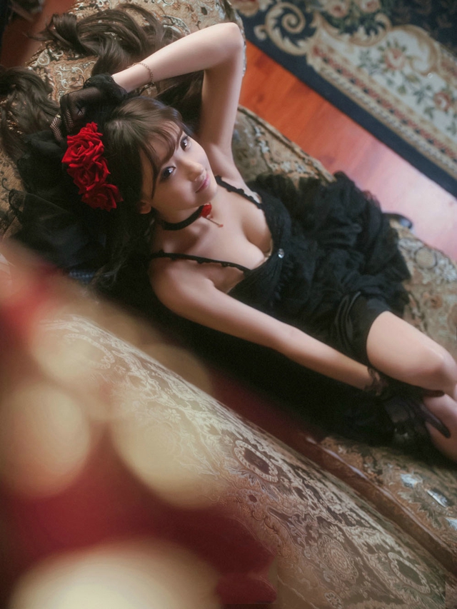 点击大图看下一张：黑色蕾丝礼服颜依欣温馨私房绝美迷人写真