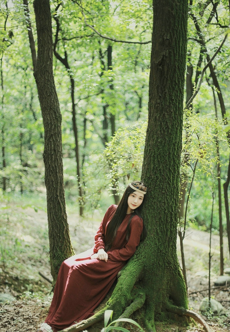 点击大图看下一张：森林内的森系美女清丽温婉吸睛