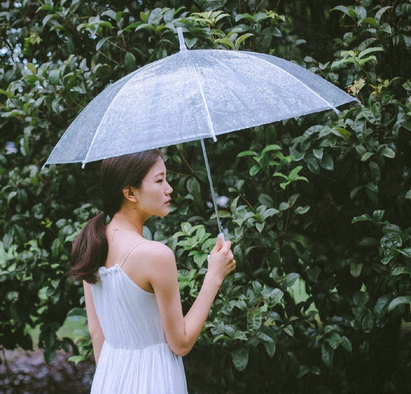 点击大图看下一张：雨天树林内的白裙柔美淡雅美女