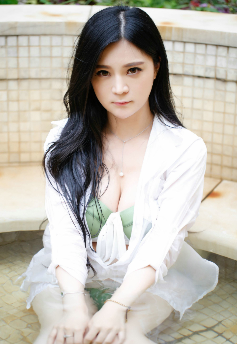 点击大图看下一张：白嫩美女Ayumi雪雪绿色内衣性感湿身诱惑写真