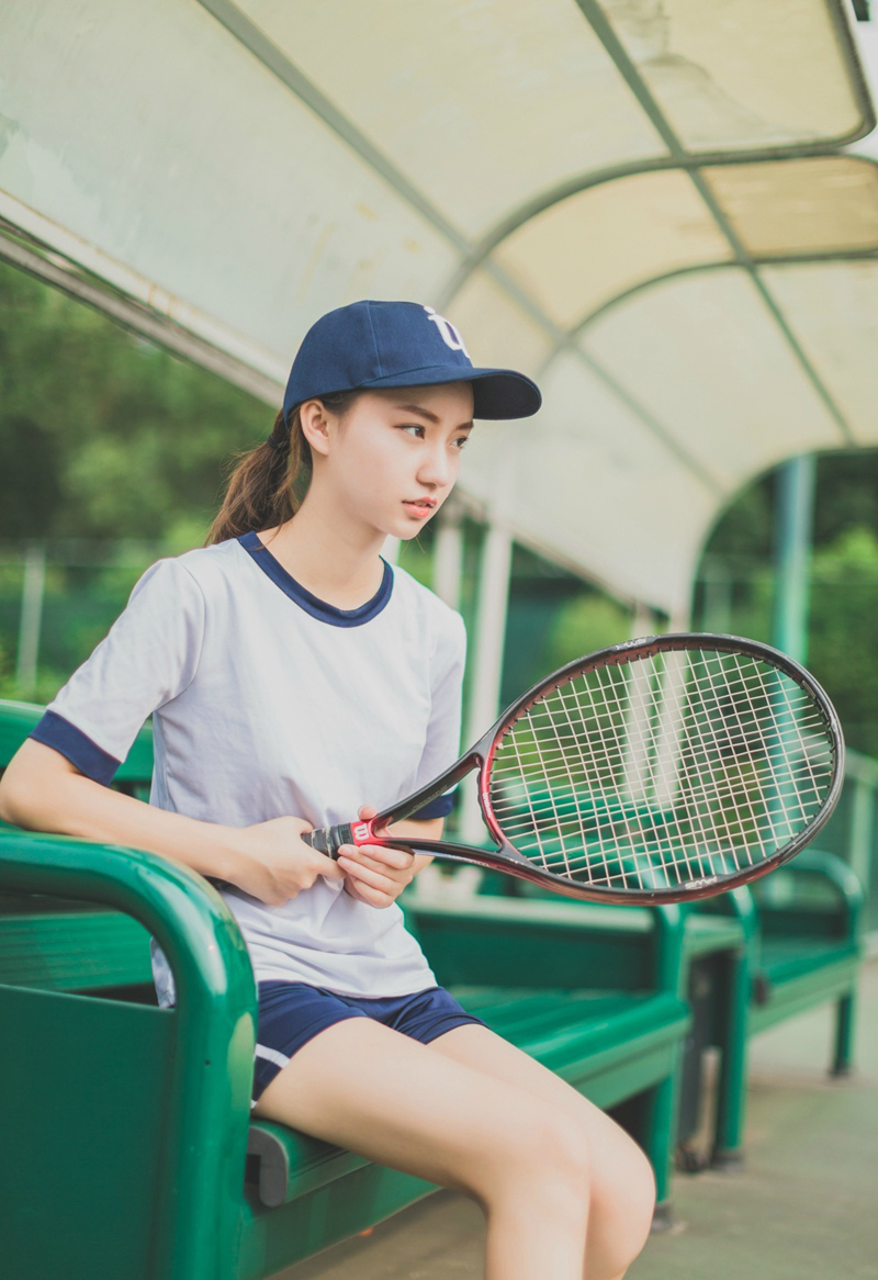 点击大图看下一张：网球少女意境写真魅力十足