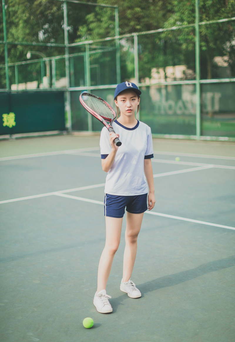 点击大图看下一张：网球少女意境写真魅力十足