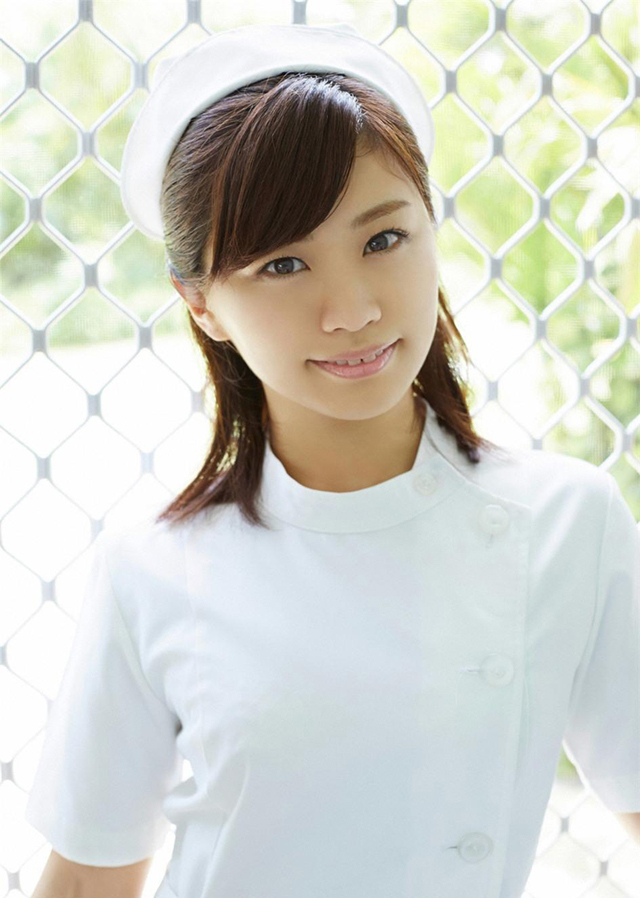 点击大图看下一张：日本人气女优扮小护士温柔白丝甜蜜小性感