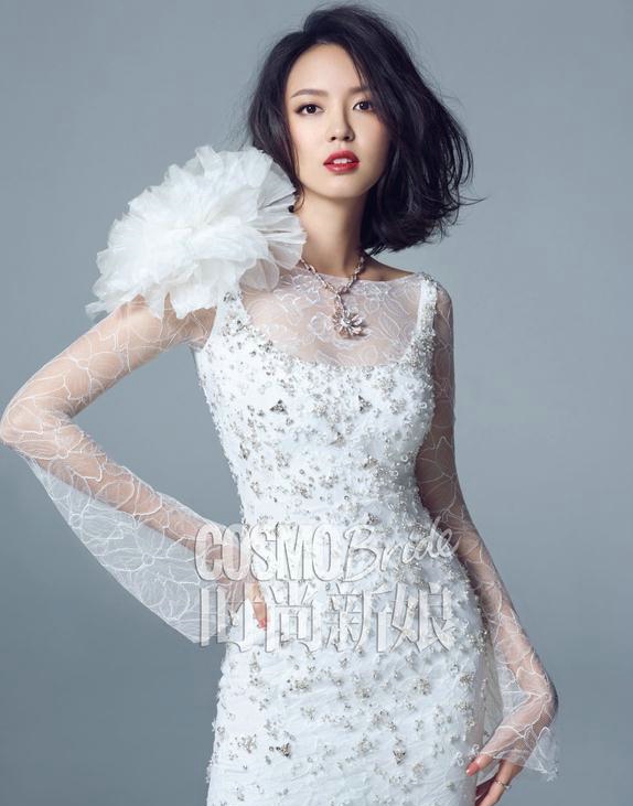 点击大图看下一张：张梓琳化身娇美新娘演绎时尚新娘12月刊封面大片