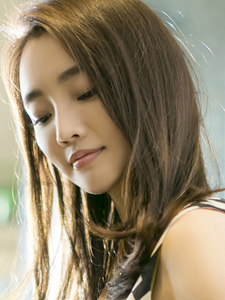 美女演员刘芊含知性气质写真