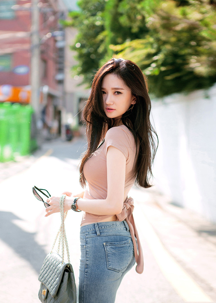 点击大图看下一张：韩国牛仔裤美女极致身材街拍阳光靓丽写真