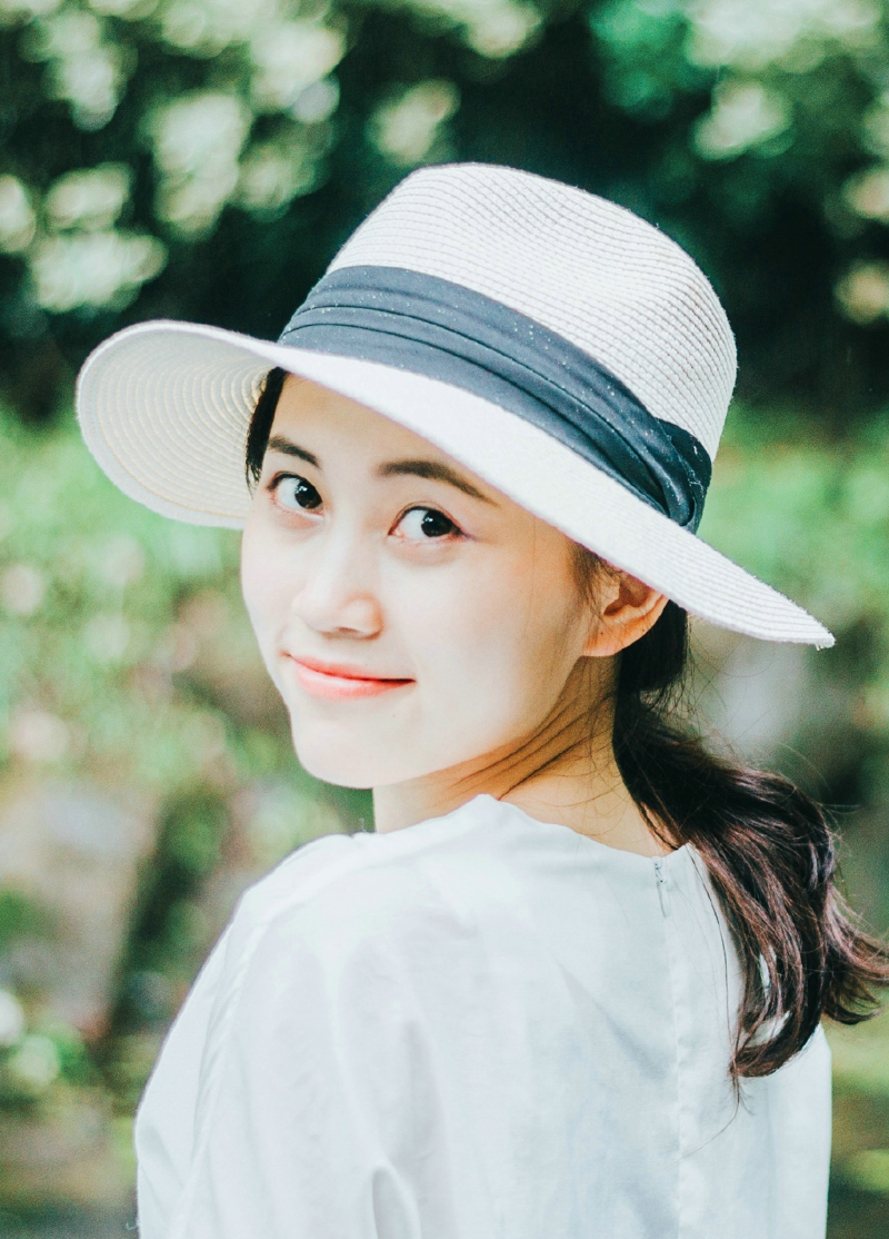 点击大图看下一张:白皙妹子户外清新阳光随性靓丽