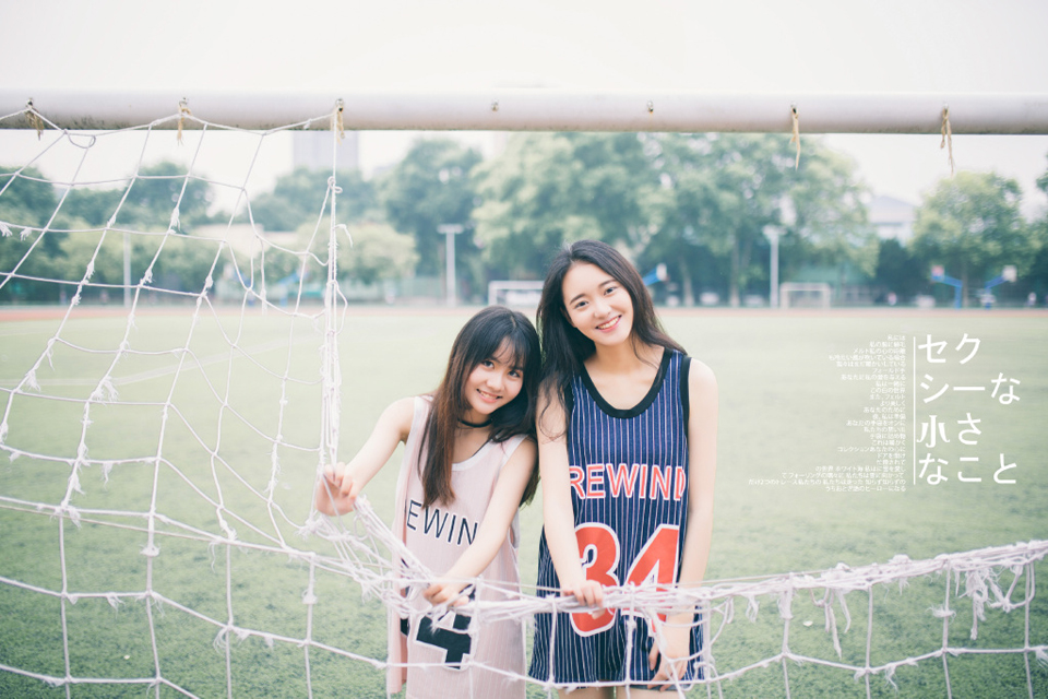 点击大图看下一张：清新姐妹操场羽毛球运动写真青春活力