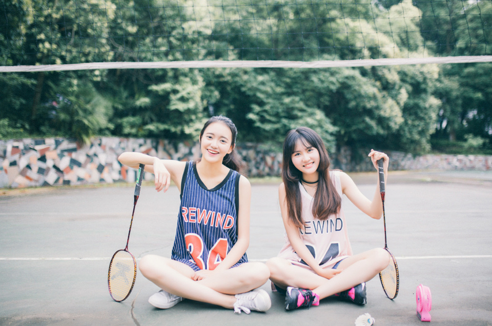 点击大图看下一张：清新姐妹操场羽毛球运动写真青春活力