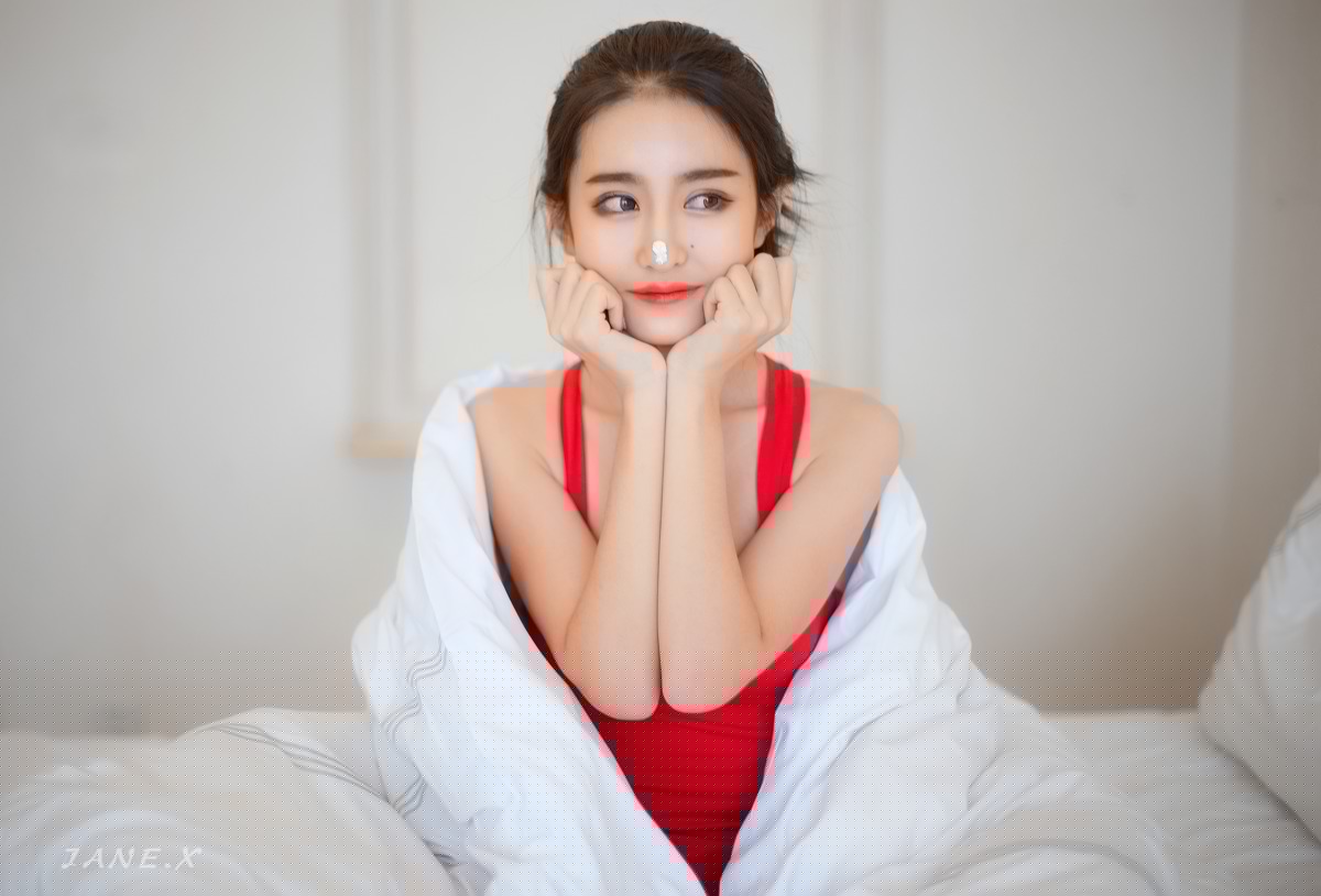 点击大图看下一张:大眼高鼻梁美女甜美迷人床上写真很温馨