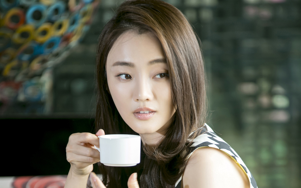 点击大图看下一张：美女演员刘芊含知性气质写真