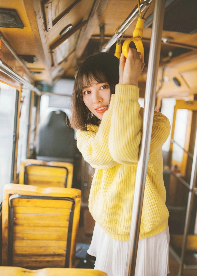 点击大图看下一张：巴士上的暖黄毛衣笑容灿烂惹人爱