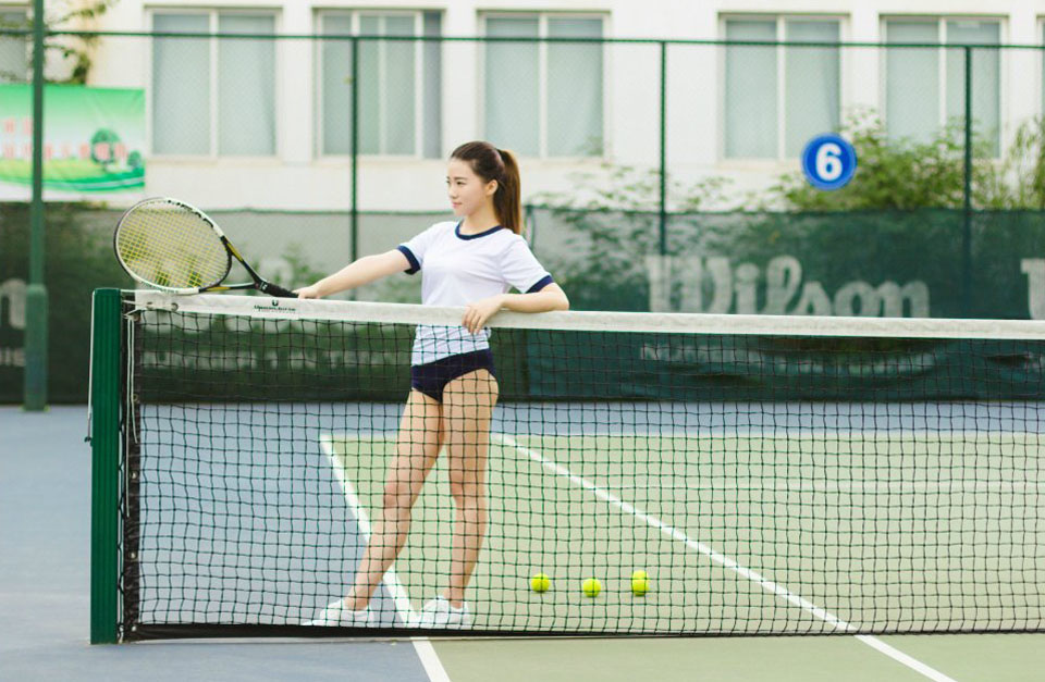 点击大图看下一张：操场上偶遇性感女神网球写真