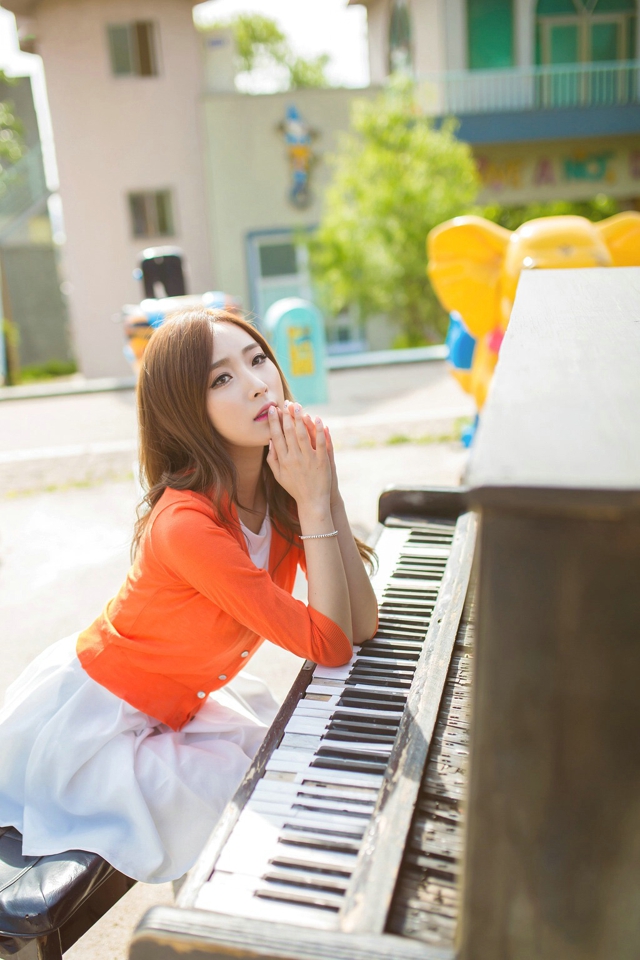 点击大图看下一张：清纯美女钢琴随唱阳光气质撩人写真