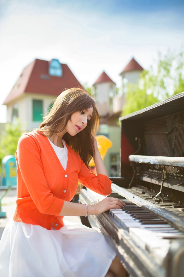 点击大图看下一张：清纯美女钢琴随唱阳光气质撩人写真