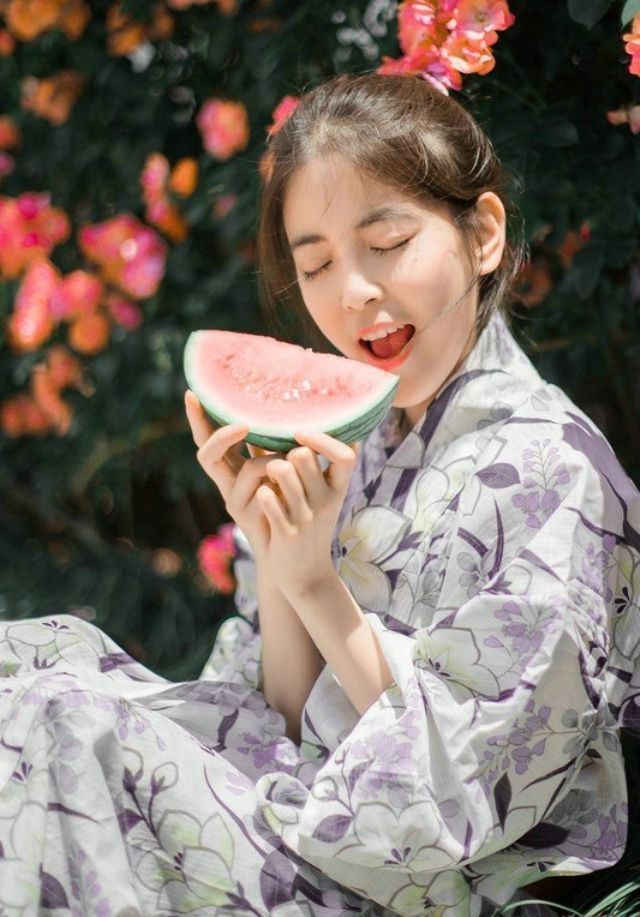 点击大图看下一张：吃着西瓜的日系和服少女阳光花丛美艳写真