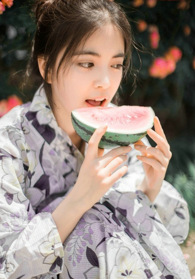 点击大图看下一张：吃着西瓜的日系和服少女阳光花丛美艳写真