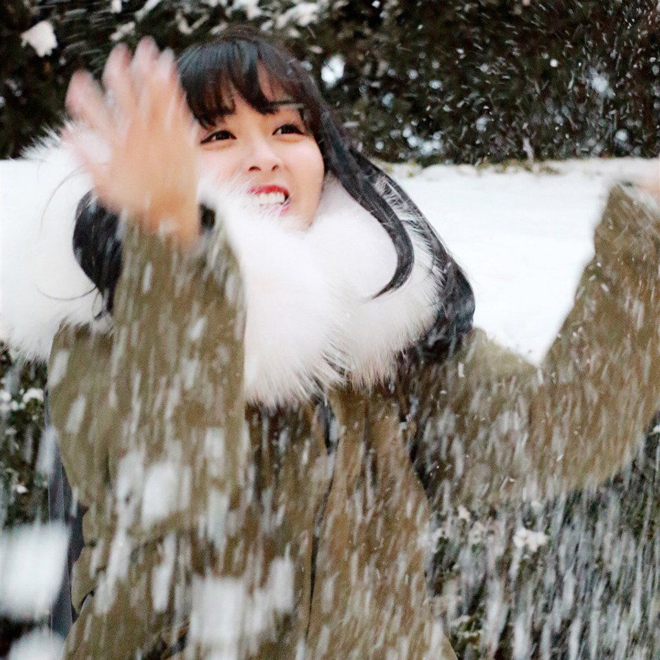 点击大图看下一张：清纯美女明星余心恬雪地唯美图片