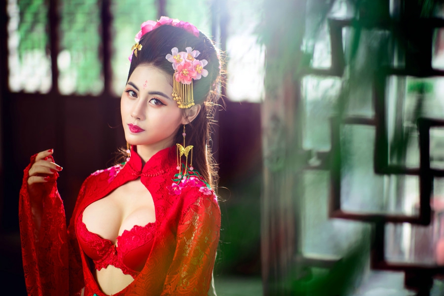 点击大图看下一张：性感古装美女内衣红唇突显中国唯美风范