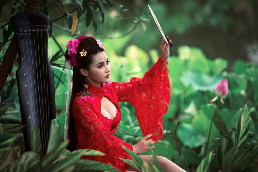 点击大图看下一张：性感古装美女内衣红唇突显中国唯美风范