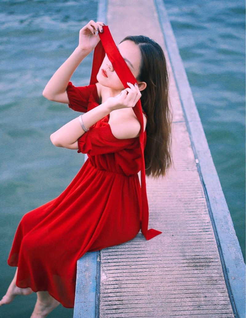 点击大图看下一张：湖面上的红裙美女白嫩肌肤耀眼吸睛
