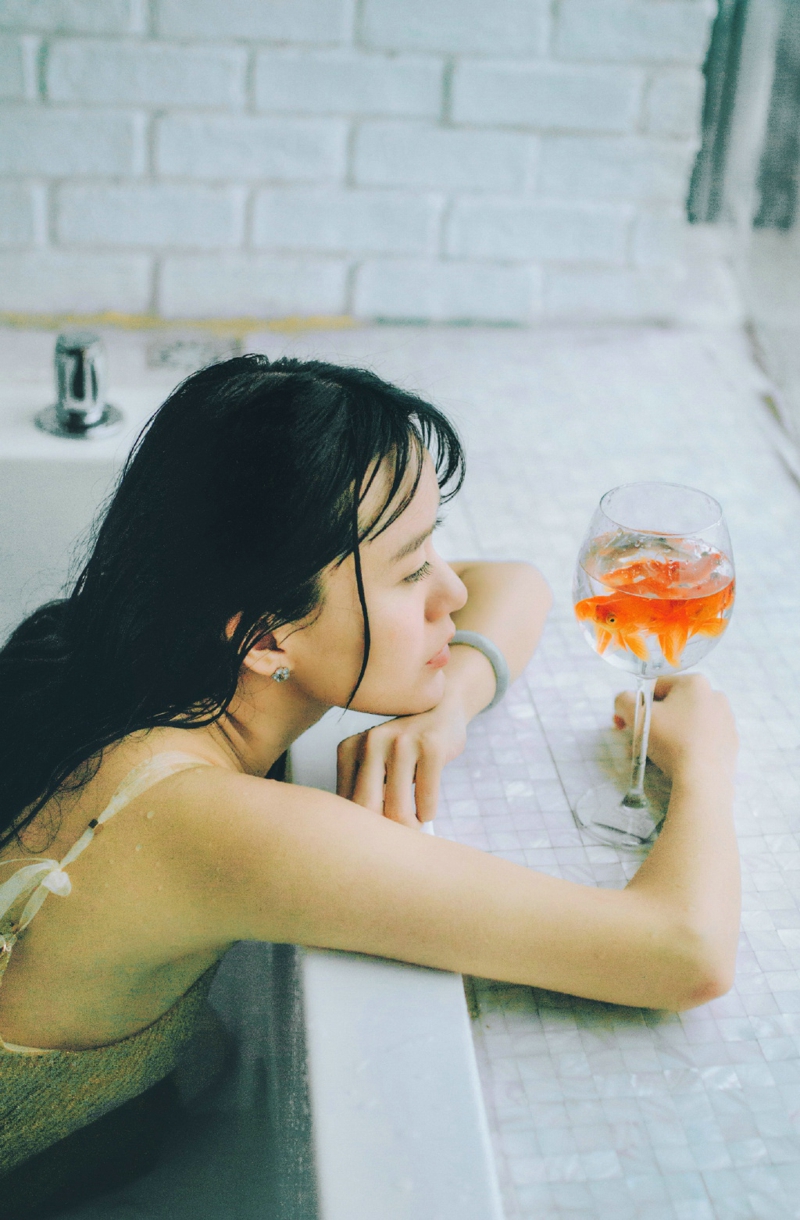 点击大图看下一张：浴缸湿身金鱼少女思念孤独想念