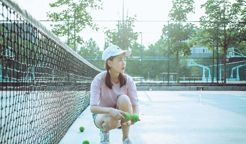 点击大图看下一张：可爱校花清新魅力网球写真