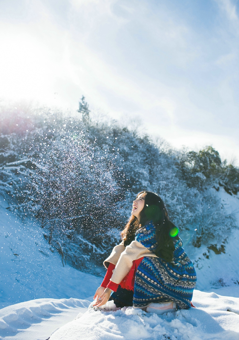 点击大图看下一张：雪地上的漂亮森系美女耀眼丽人