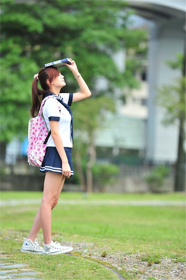 点击大图看下一张：台湾清纯美女学妹短裙校服写真尽显清凉气息
