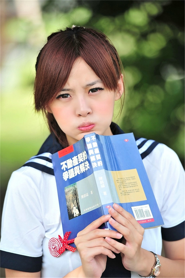 点击大图看下一张：台湾清纯美女学妹短裙校服写真尽显清凉气息