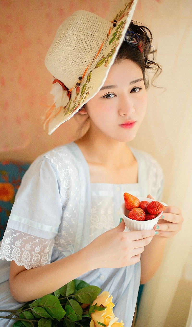 点击大图看下一张：私房草莓古典妹子气质白嫩娇美