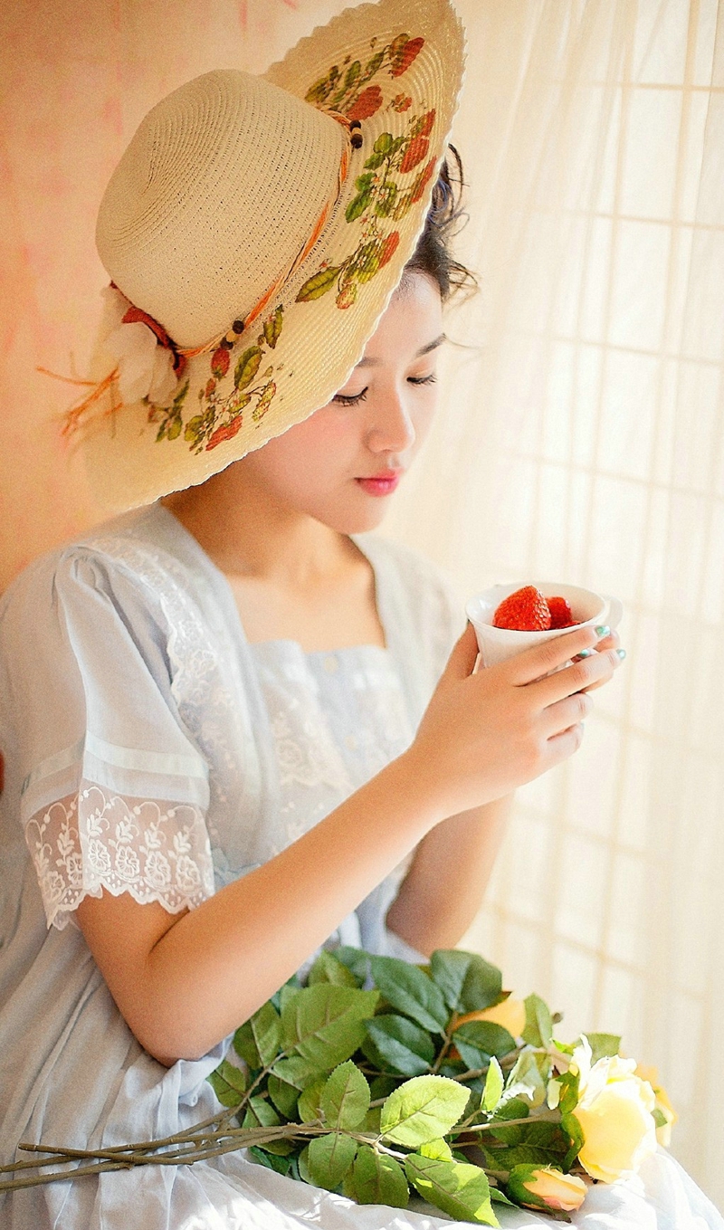 点击大图看下一张：私房草莓古典妹子气质白嫩娇美