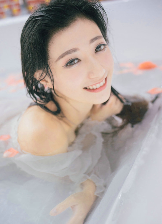 点击大图看下一张：浴缸中漂亮又可人的粉嫩美女感受着温馨的时光