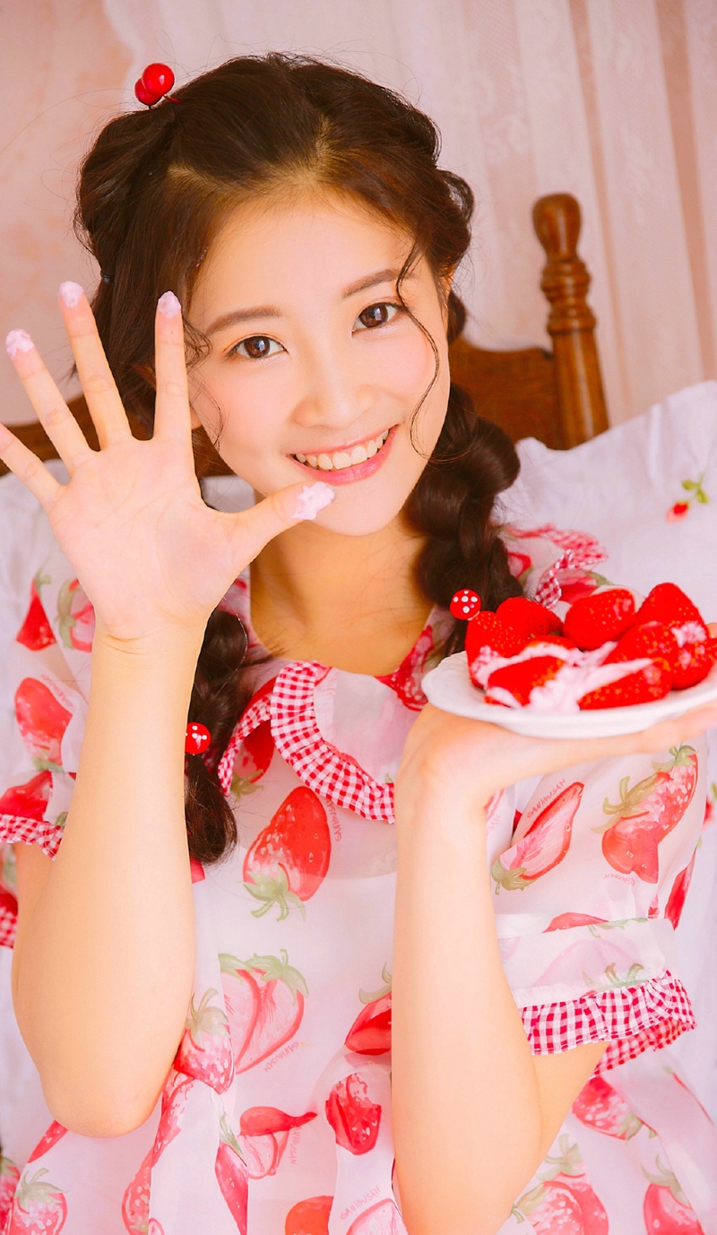 点击大图看下一张：草莓甜美少女可爱清甜笑容可人