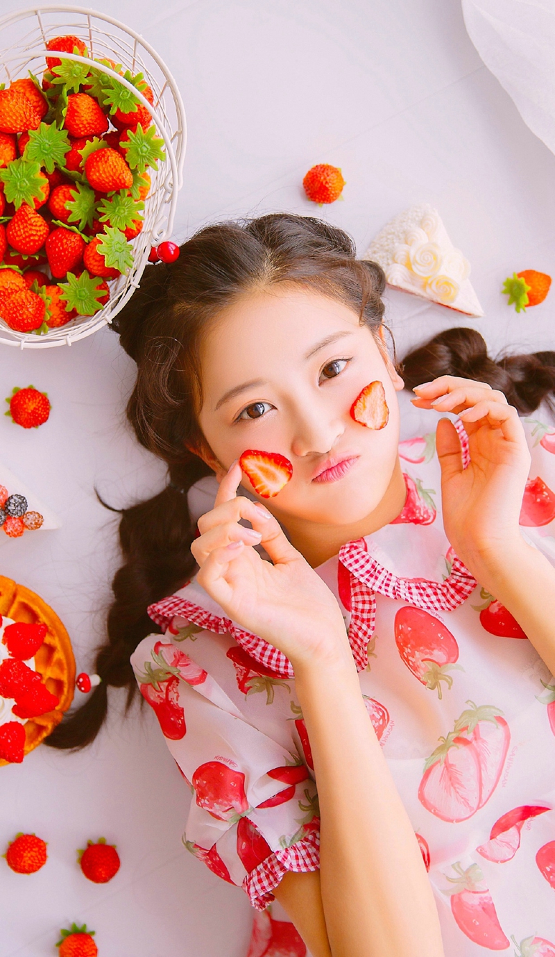 点击大图看下一张：草莓甜美少女可爱清甜笑容可人