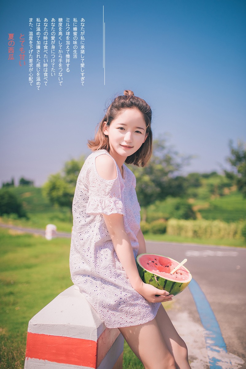 点击大图看下一张：日本00后小美女与西瓜的夏天阳光温馨写真