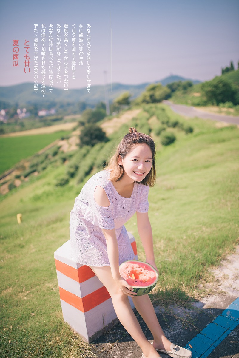 点击大图看下一张：日本00后小美女与西瓜的夏天阳光温馨写真