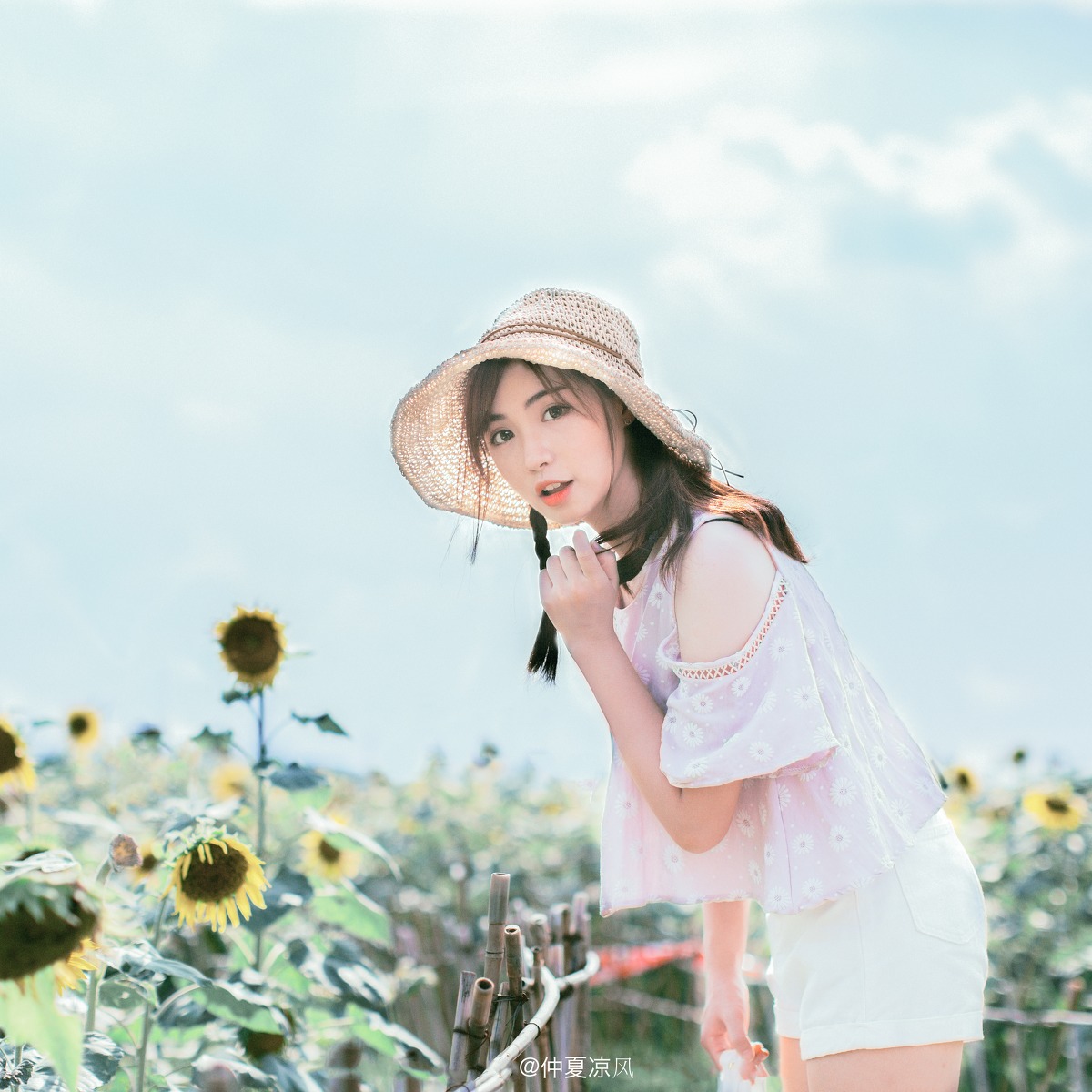 点击大图看下一张：日本阳光邻家美女清新草帽粉嫩甜美写真